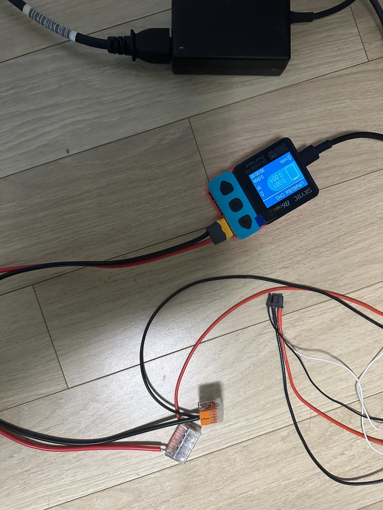 B6neo charger feeding the GIM6010-8 through an XT60 lead, with Wago lever connectors on the wiring